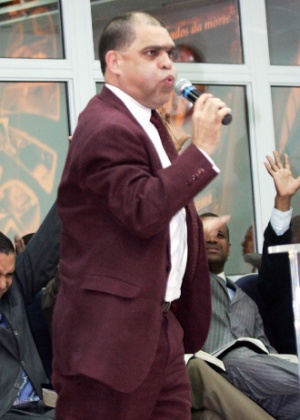 O pastor Marcos Pereira da Silva participa de culto da igreja evangélica Assembléia de Deus dos Últimos Dias em São João de Meriti