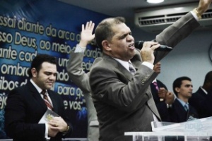 Em foto de arquivo, o pastor Marcos Pereira participa de culto  da igreja evangélica Assembleia de Deus dos Últimos Dias, no Rio de Janeiro