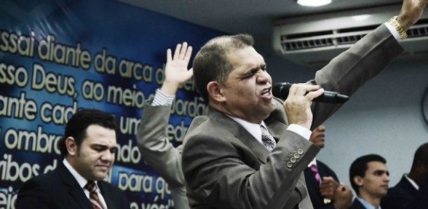 O pastor Marcos Pereira participa de culto  da igreja evangélica Assembleia de Deus dos Últimos Dias, no Rio de Janeiro