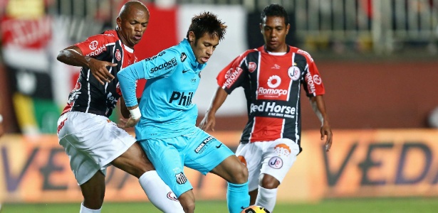 neymar-tenta-escapar-da-marcacao-de-dois