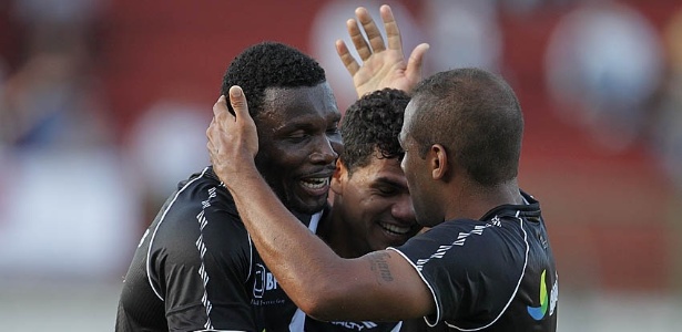 Tenorio (e) comemora um dos seus dois gols na goleada do Vasco sobre o Tupi