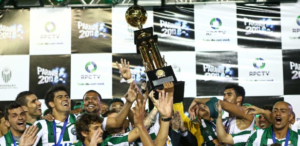 Jogadores do Coritiba comemoram o tetracampeonato estadual 