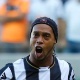 Torcedores recebem Atl&eacute;tico e Ronaldinho Ga&uacute;cho no aeroporto em Tijuana