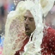 Ribery leva banho de cerveja e se irrita; brasileiro participa da brincadeira e escapa da ira