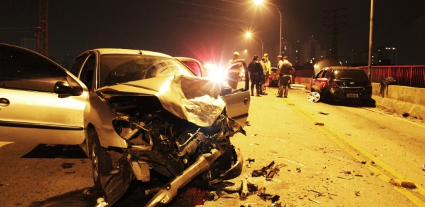Carro ficou destruído após bater em três veículos depois de furar um bloqueio policial em viaduto na Mooca