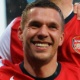 Arsenal goleia, rebaixa campe&atilde;o da Copa da Inglaterra e fica perto da Champions