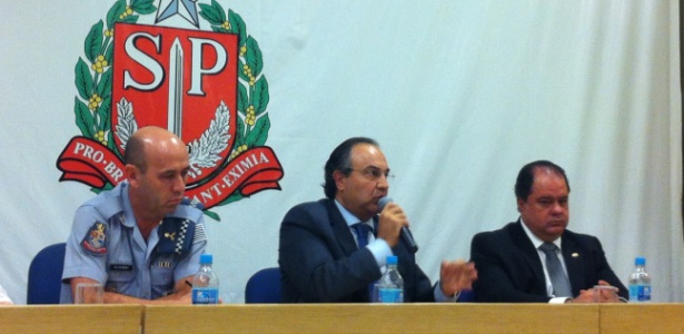 Fernando Grella Vieira (centro) anunciou que os PMs voltaram a ser proibidos de socorrer vítimas de crimes