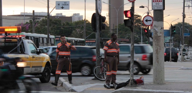 Ciclista atropelado na avenida Marquês de São Vicente nesta quinta-feira (16) aguarda socorro