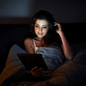 Segundo neurologista, a exposição à luminosidade a noite interfere na liberação da melatonina, hormônio que faz ter vontade de dormir