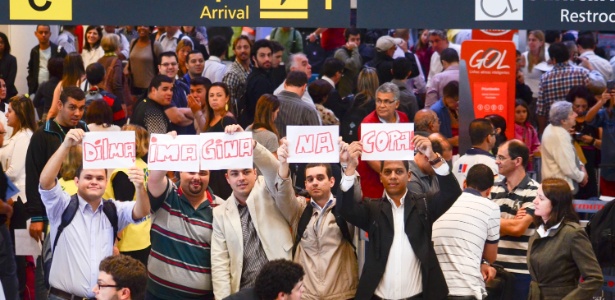 Grupo de passageiros participa de protesto no Aeroporto Santos Dumont, no centro do Rio, após o local ser fechado para pousos e decolagens