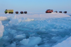 Grupo sai da Rússia rumo ao Canadá e cruza polo Norte em caminhões  (Foto: Marine Ice Automobile Expedition/Affanassi Makovnev/AFP)