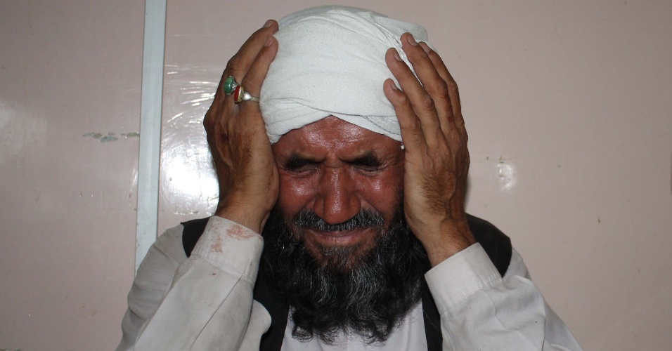  - 18mai2013---homem-chora-em-hospital-de-kandahar-afeganistao-apos-saber-da-morte-de-um-parente-em-ataque-suicida-duplo-no-mesmo-dia-1368864420649_956x500