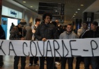 Torcida protesta contra Luxa, mas Grêmio evita contato em chegada ao RS