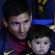 Messi leva filho, Barcelona recebe homenagem de rival por t&iacute;tulo e vence