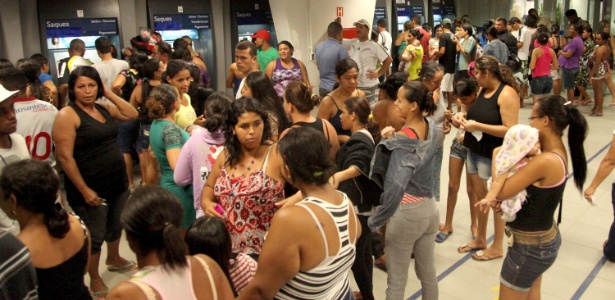 Movimentação de beneficiários do Bolsa Família em agência da Caixa Econômica Federal na cidade de Maceió (AL) neste sábado (18)