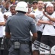Bandeira da torcida rival causa briga entre pol&iacute;cia e santistas antes da final