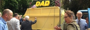 Pedreiro é enterrado em caixão com forma de caçamba na Inglaterra  (Foto: Newsteam/SwnsGroup)