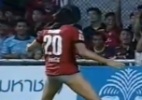 Na Tailândia, jogador tira calção para comemorar gol e é expulso; assista