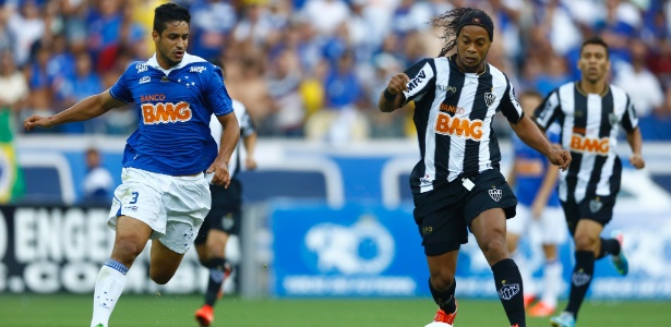 ronaldinho-avanca-sendo-observado-por-le