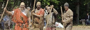 Alemães rolam na lama para comemorar chegada do verão  (Foto: Jan Woitas/AFP)