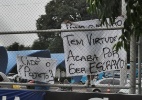 Torcedores do Grêmio protestam contra Luxa e são retirados do Olímpico