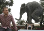 Artista cria escultura de homem equilibrando elefante nas costas  (Foto: Bobby Yip/Reuters)
