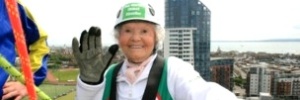 Tataravó comemora 99 anos com descida de rapel  (Foto: Rowans Hospice/BBC)