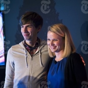 David Karp, fundador do Tumblr, ao lado de Marissa Mayer, presidente do Yahoo!