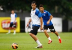 Ao lado de Montillo, novo reforço treina e deve estrear pelo Santos contra o Joinville 