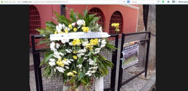 Atleticanos colocam coroa de flores e mandam recado irônico aos cruzeirenses
