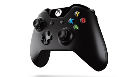No detalhe, controle do Xbox One, videogame da Microsoft que sai no fim do ano.