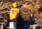 Cães ajudam no resgate de vítimas do tornado que destruiu Oklahoma  (Foto: Reuters)