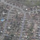 Com determinação, família busca juntar os cacos após tornado  - Reuters