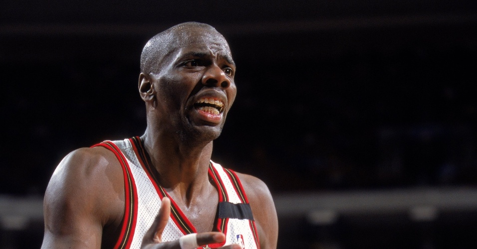 22mai2013---tyrone-hill-durante-jogo-dos-sixers-1369275605270_956x500.jpg