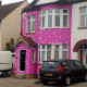 Casa com pintura rosa e bolinhas brancas vira atração em cidade britânica - BBC