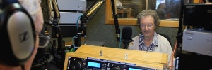 Idosa de 91 anos se torna DJ em rádio britânica  (Foto: Divulgação/BBC)