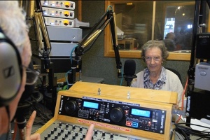 Fã de músicas antigas, idosa de 91 anos se torna DJ em rádio britânica  (Foto: Divulgação/BBC)