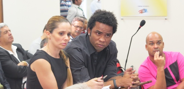 Carlos Alberto acompanha o resultado do julgamento ao lado de Luciana Lopes