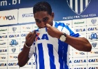 Avaí apresenta Cléber Santana, e meia projeta encerrar carreira no clube
