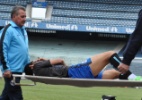 Tony torce tornozelo esquerdo e deixa treino do Grêmio carregado