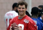 Quarterback Eli Manning ensina futebol americano a atletas do Manchester City; assista