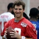 Quarterback Eli Manning ensina futebol americano a atletas do Manchester City; assista