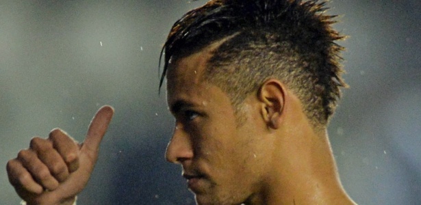 Neymar tem contrato com o Santos até o meio de 2014, mas pode ir para o Barcelona