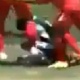 Ca&iacute;do no campo, jogador leva chutes de tr&ecirc;s advers&aacute;rios na Oceania