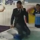De terno, rep&oacute;rter &eacute; jogado em banheira durante festa de t&iacute;tulo na &Aacute;ustria; assista