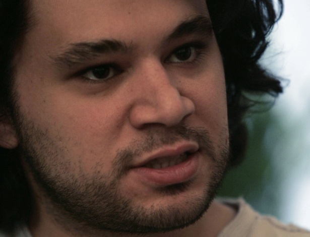 Poeta egípcio Tamim Al-Barghouti, em foto de 2007