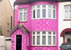 Casal volta de lua-de-mel e encontra casa pintada de rosa com bolinhas brancas  (Foto: BBC)