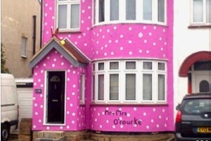 Casal volta de lua-de-mel e encontra casa pintada de rosa com bolinhas brancas  (Foto: BBC)
