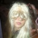 De peruca, atriz Amanda Bynes deixa a prisão após ser detida com droga - Grosby Group