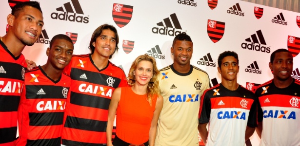 Atriz Carolina Dieckmann (c) participou de lançamento com de jogadores do Flamengo